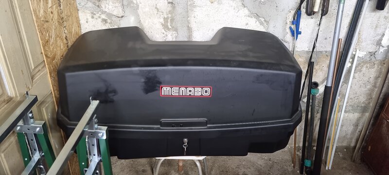 Cutie portbagaj pe suport biciclete.