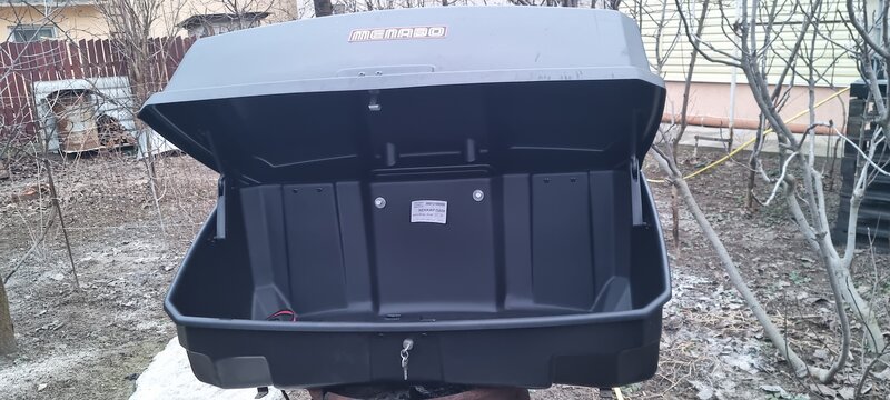 Cutie portbagaj pe suport biciclete.