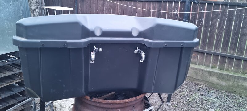 Cutie portbagaj pe suport biciclete.